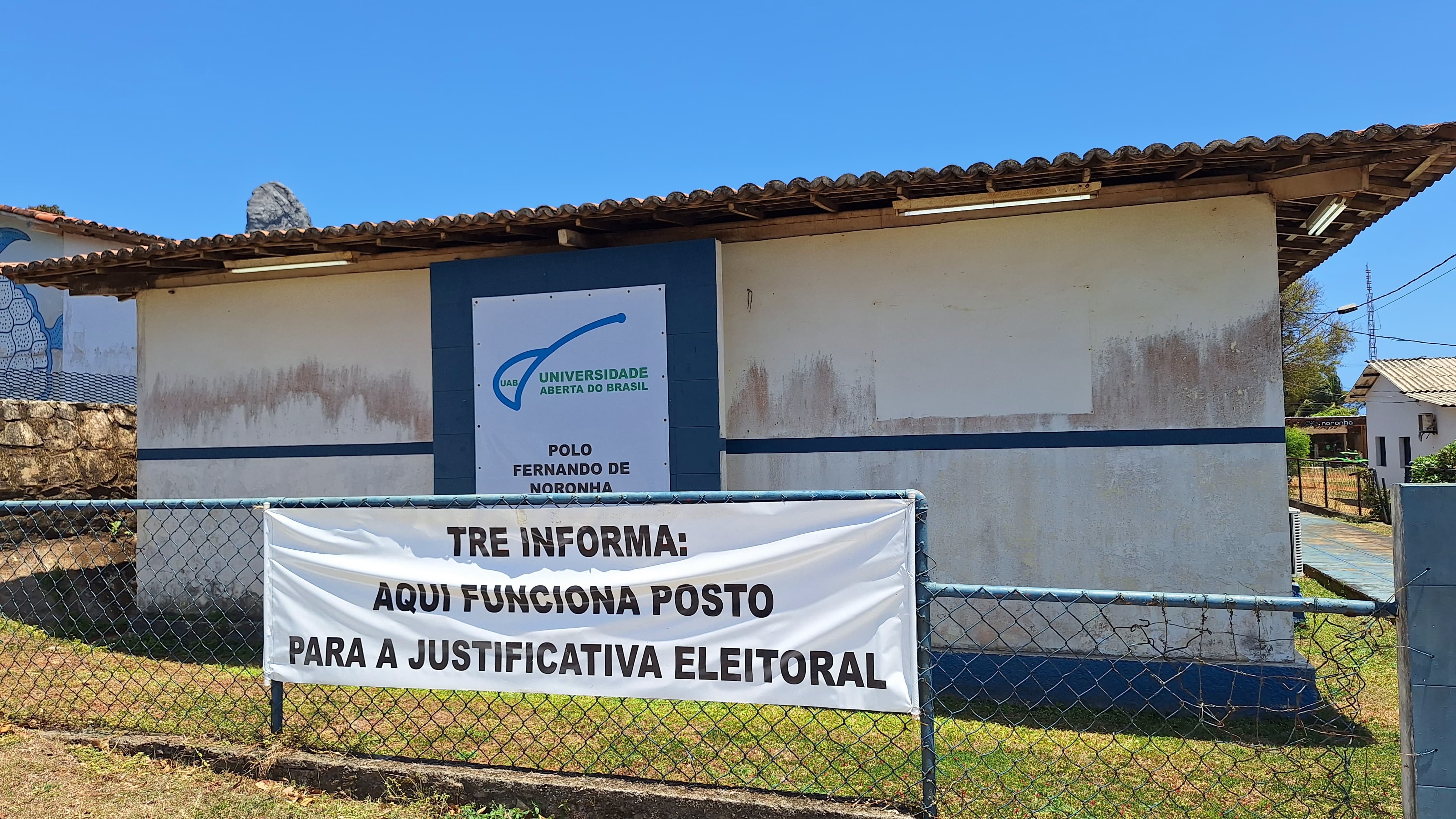 Turistas que estiverem em Fernando de Noronha podem justificar ausência em eleição na Escola Arquipélago