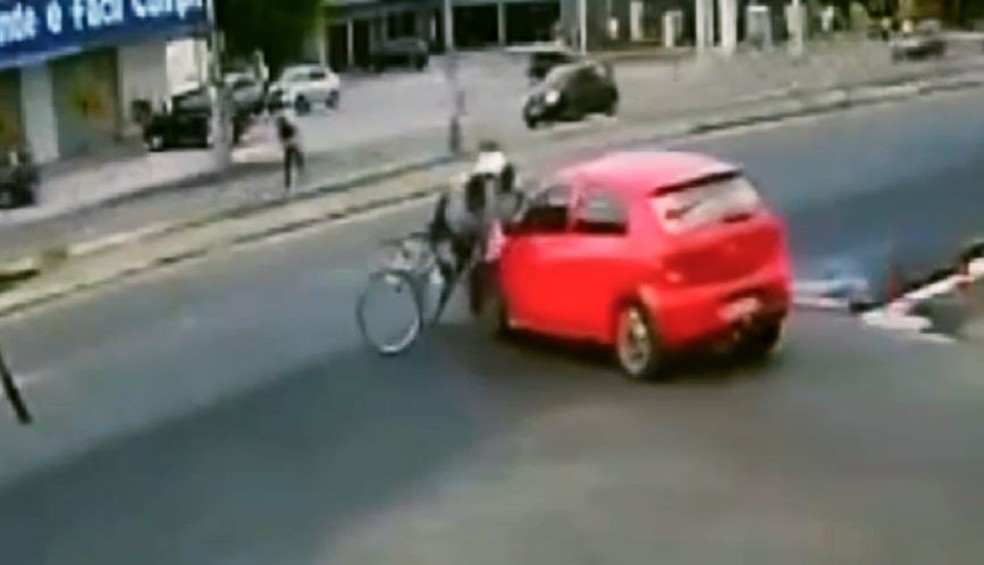 Casal foi jogado na pista ao ser atingido por carro na Avenida Osório de Paiva, em Fortaleza. — Foto: Reprodução