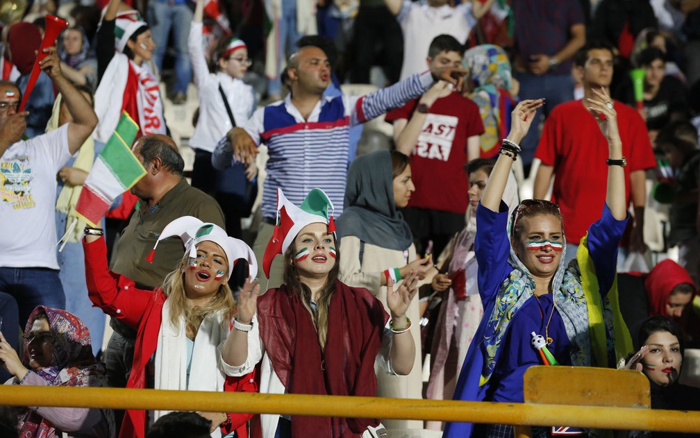 Mulheres iranianas assistem a jogo da 1ª divisão pela 1ª vez em