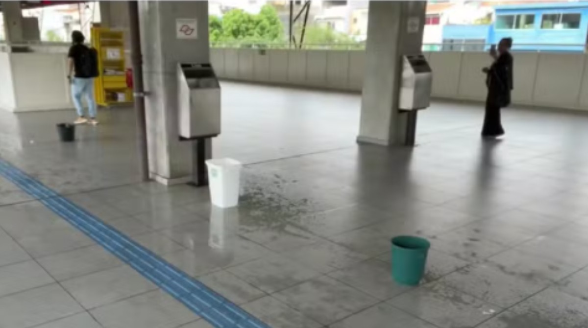 Mesmo sem chuva, estação de trem da Linha 7-Rubi usa baldes para conter goteiras