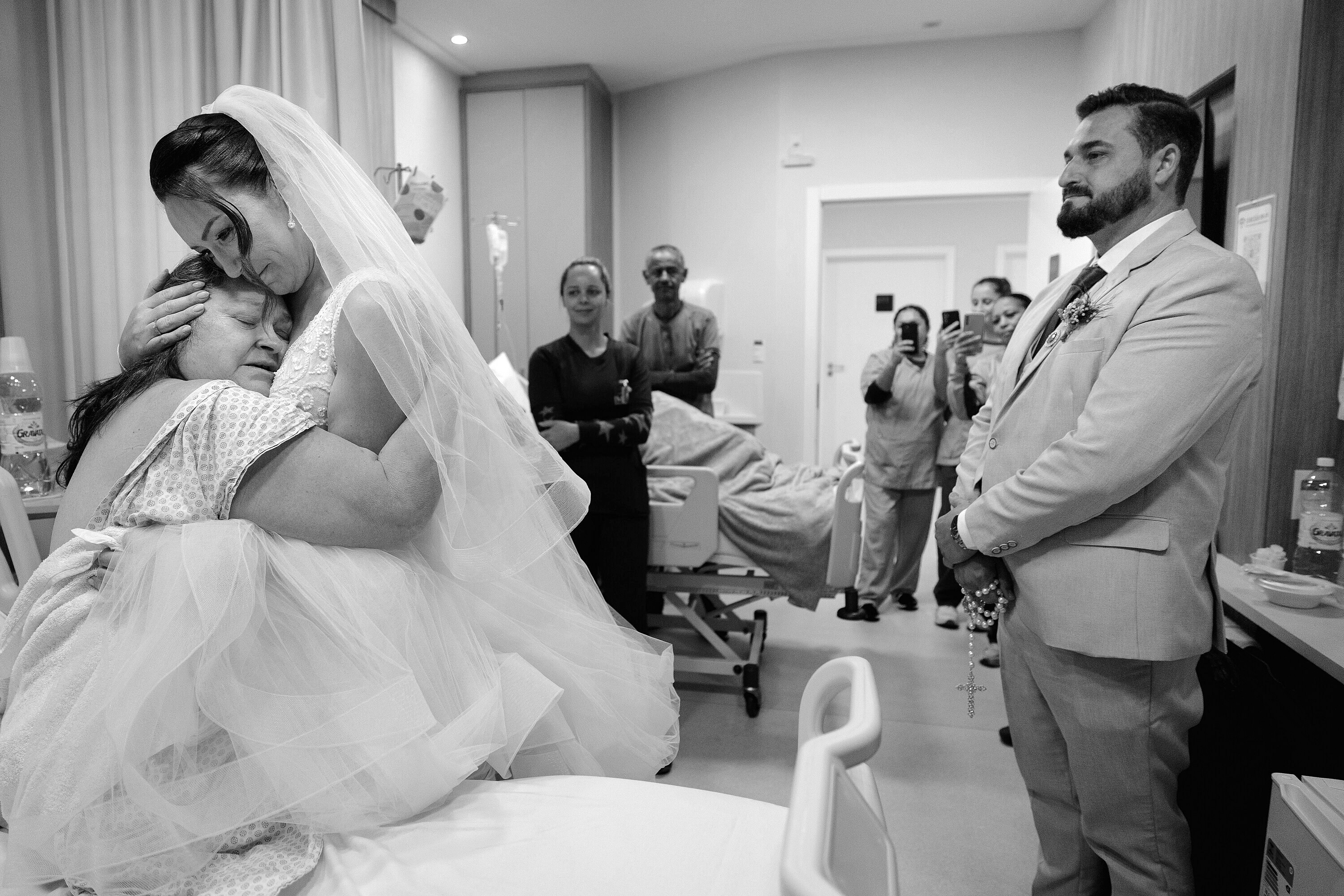 VÍDEO: casal 'foge' do casamento para visitar mãe da noiva no hospital e convidados assistem a encontro no telão
