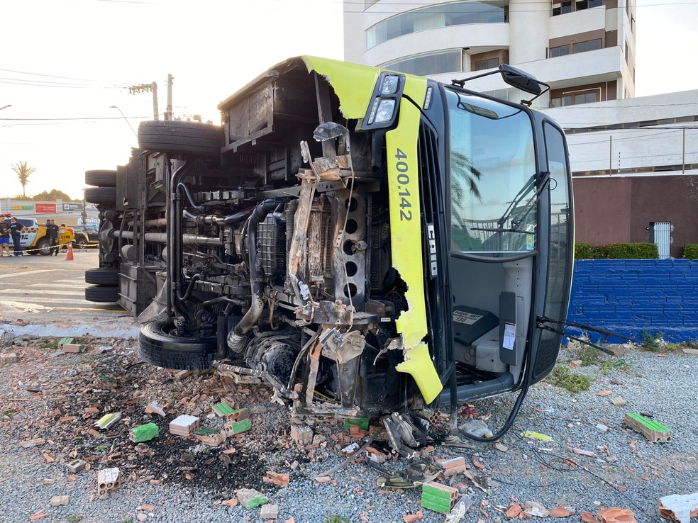 Estado do ônibus coletivo após o acidente, em São Luís — Foto: Adriano Soares/Grupo Mirante