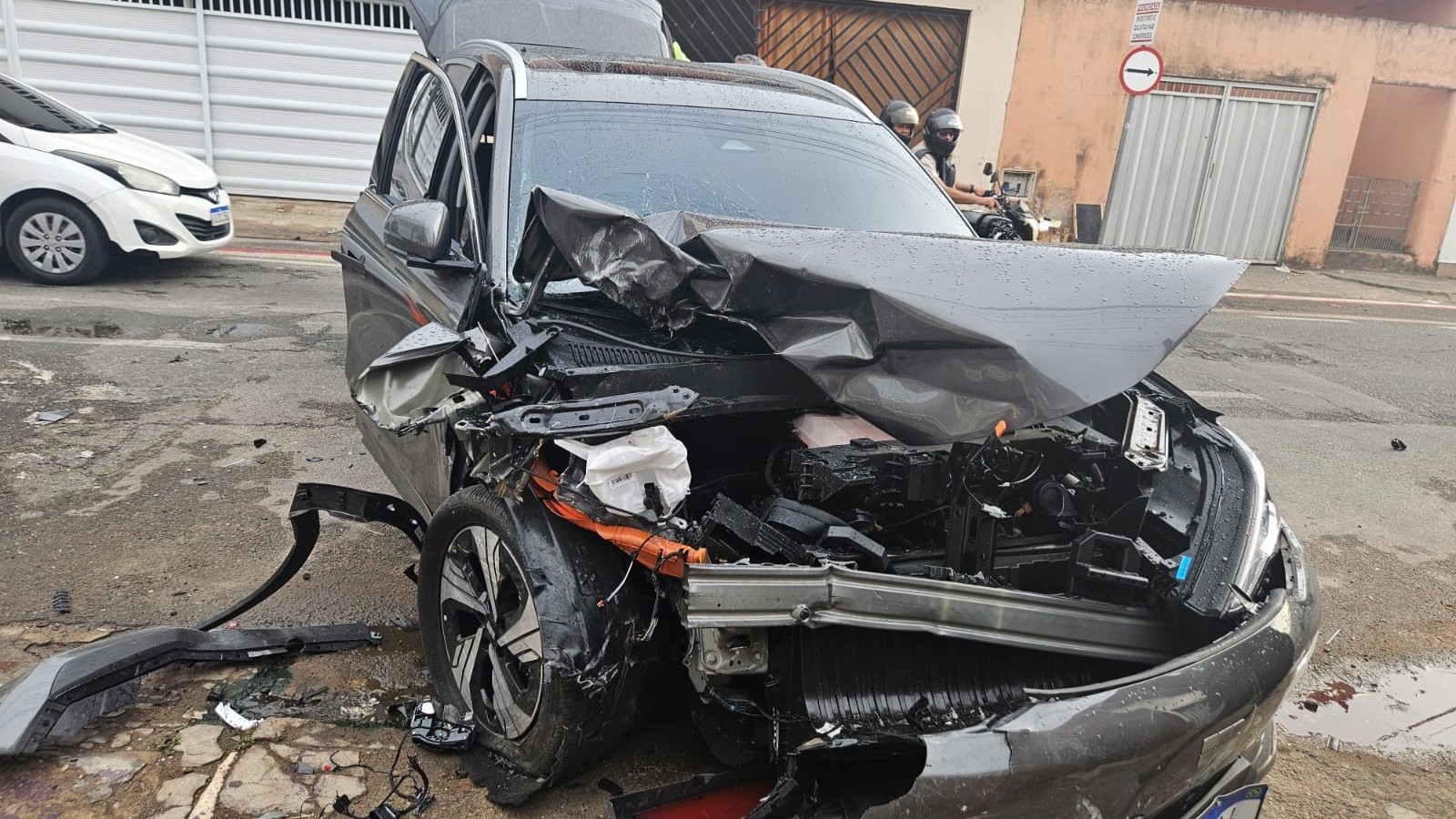 Motorista de aplicativo perde controle do carro e atinge comércios, carro e poste em Fortaleza