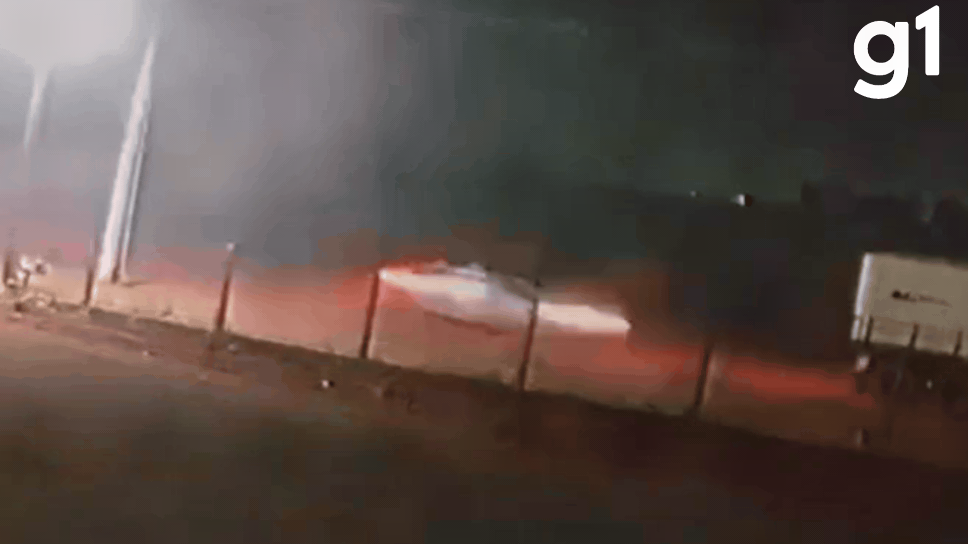 Câmeras registram momento em que carro de jovem bate em carreta e pega fogo em MT; veja vídeo