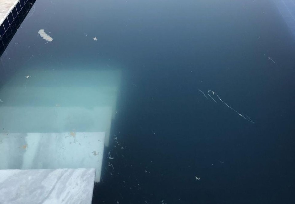 Piscina do Residencial Villa dos Coqueirais, em Jaboatão dos Guararapes — Foto: Reprodução/WhatsApp