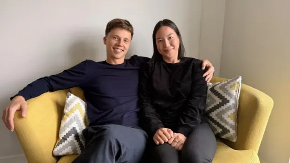 Freddie Woodward e Chika Izumi se conheceram em um navio de cruzeiro há sete anos — Foto: BBC