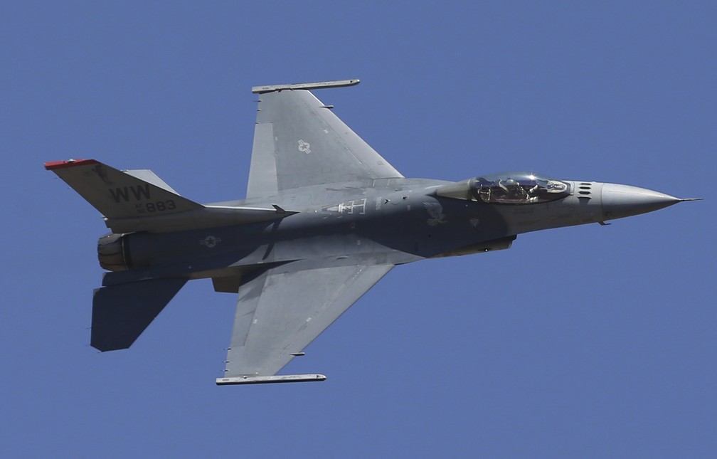 Caça norte-americano F-16 sobrevoa os céus de Bangalore, na Índia, após deixar base da Força Aérea Americana em 24 de fevereiro de 2019 — Foto: Aijaz Rahi/AP
