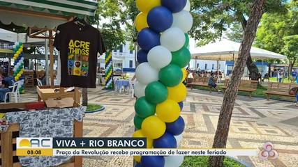 Repórter Amanda Oliveira mostra os serviços ofertados na Praça da Revolução no feriado