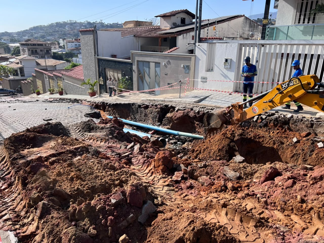 Rompimento de adutora abre cratera e pode afetar abastecimento de água em bairros de Governador Valadares