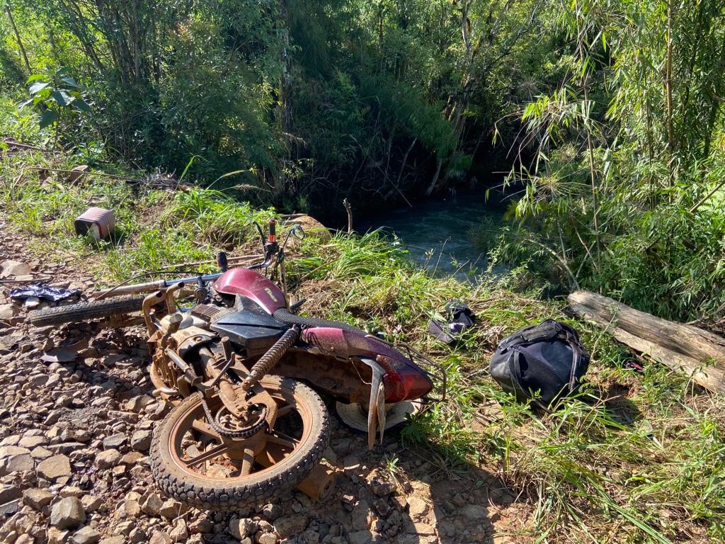 Casal sofre acidente de moto em estrada rural e mulher morre ao cair em rio