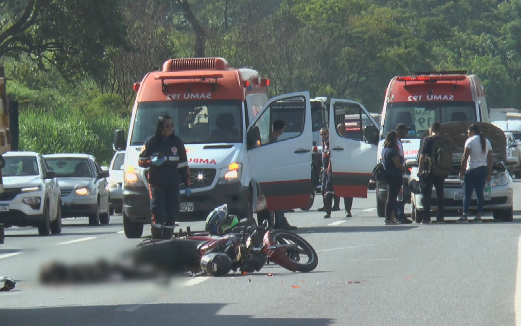 Acidente entre caminhão, carro e motos mata mulher que estava na garupa de motociclista por app, na BR-153