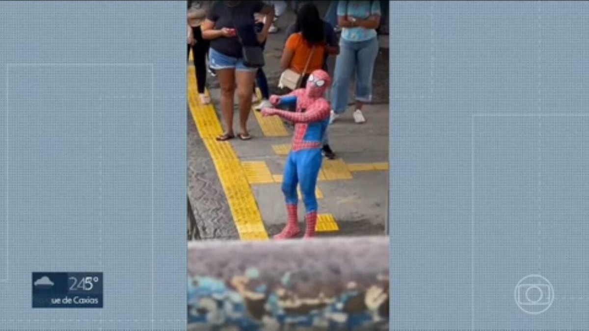 Homem-aranha reclama de atrasos em trens da Supervia; ramal chegou a ser suspenso 
