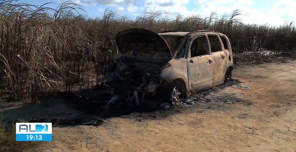 Carro de Thiago Aquino foi encontrado em área de mata em Marechal Deodoro — Foto: Reprodução TV Gazeta