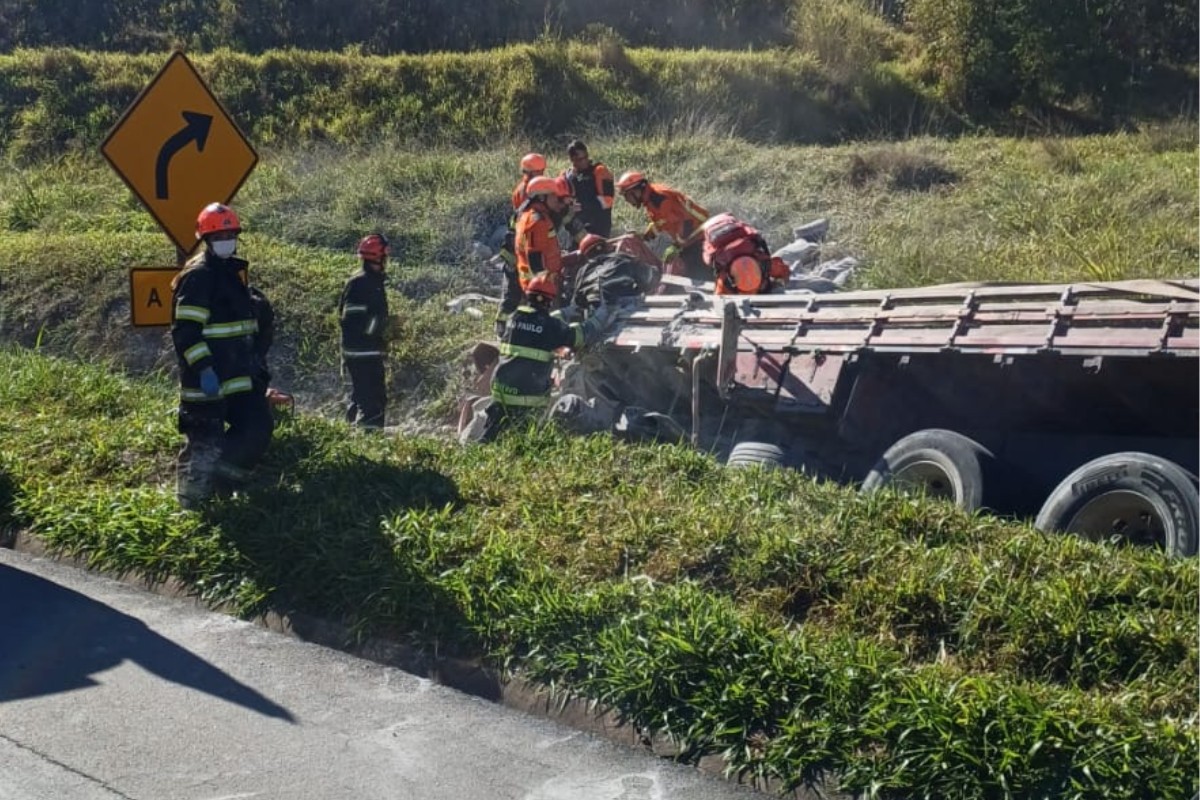 Motorista morre após caminhão com cimento perder o controle e tombar na Dutra, em Guaratinguetá