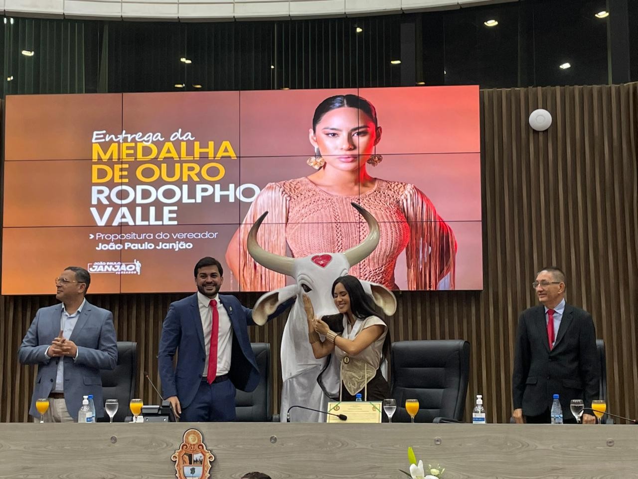 'A cultura me acolheu', diz Isabelle Nogueira ao receber Medalha de Ouro na Câmara Municipal de Manaus