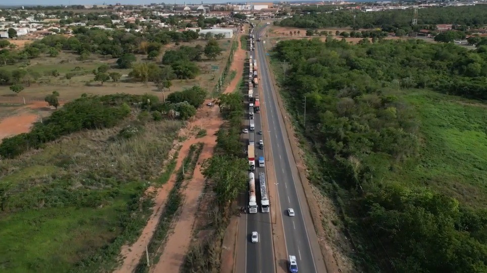 VÍDEO: acidente com 3 carretas provoca nuvem de fumaça e inderdita ponte em rodovia de MT