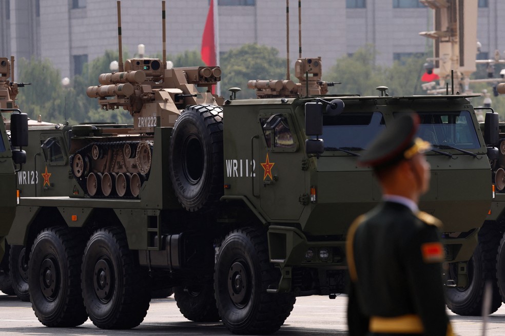 Drones terrestres não tripulados em desfile militar na China — Foto: REUTERS/Tingshu Wang