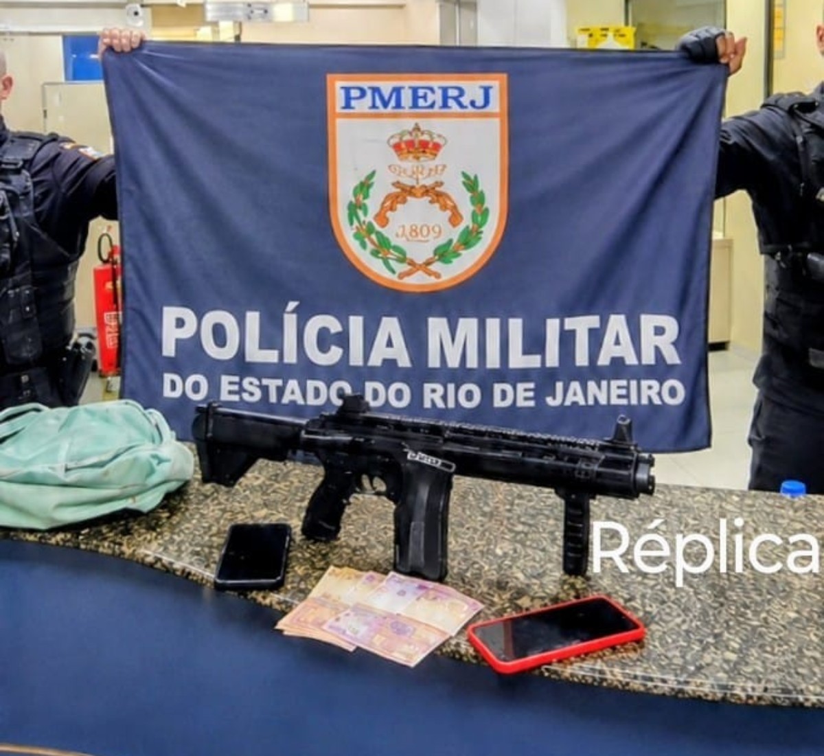 Polícia prende suspeito de chefiar tráfico e apreende adolescente com réplica de fuzil em Angra