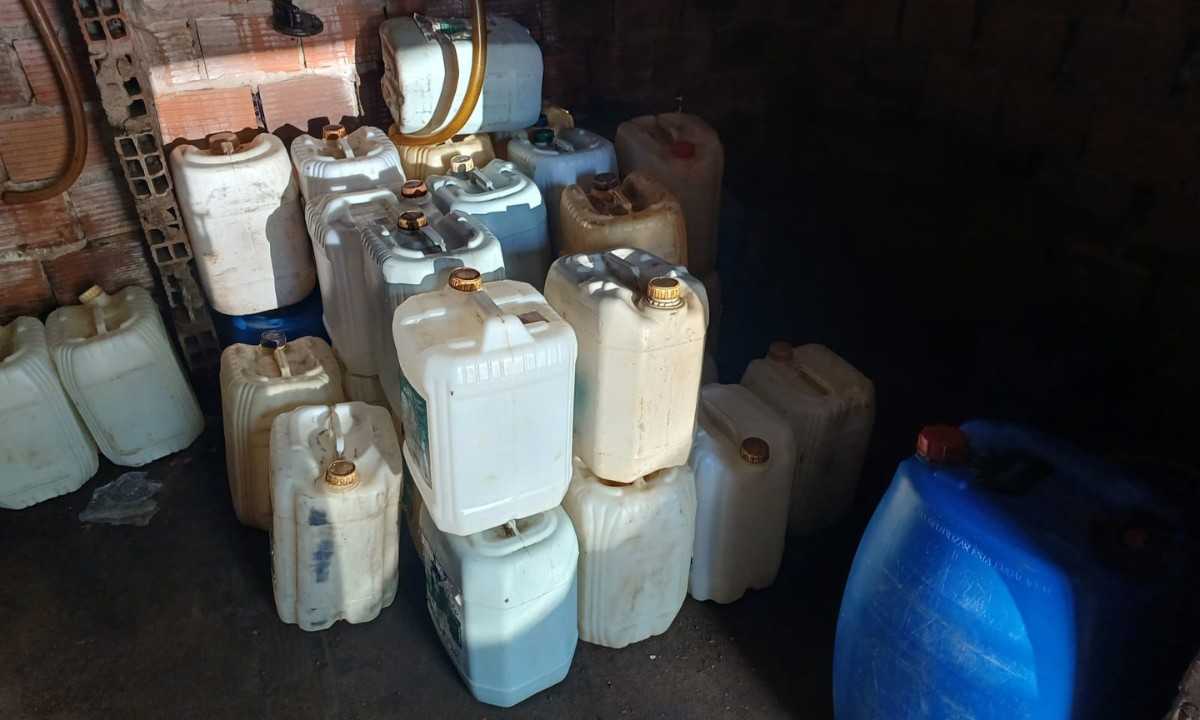 Suspeito de armazenar combustível ilegalmente é preso no interior da Bahia; cerca de 640 litros do material foram apreendidos