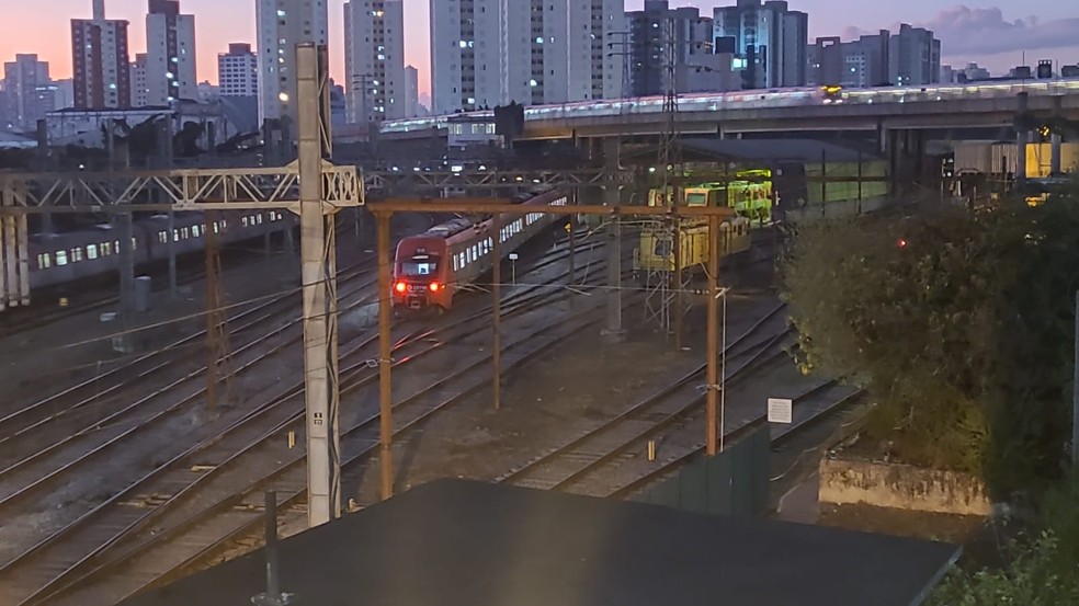 Trem da CPTM descarrila e gera caos em estações de São Paulo - Rádio  Itatiaia