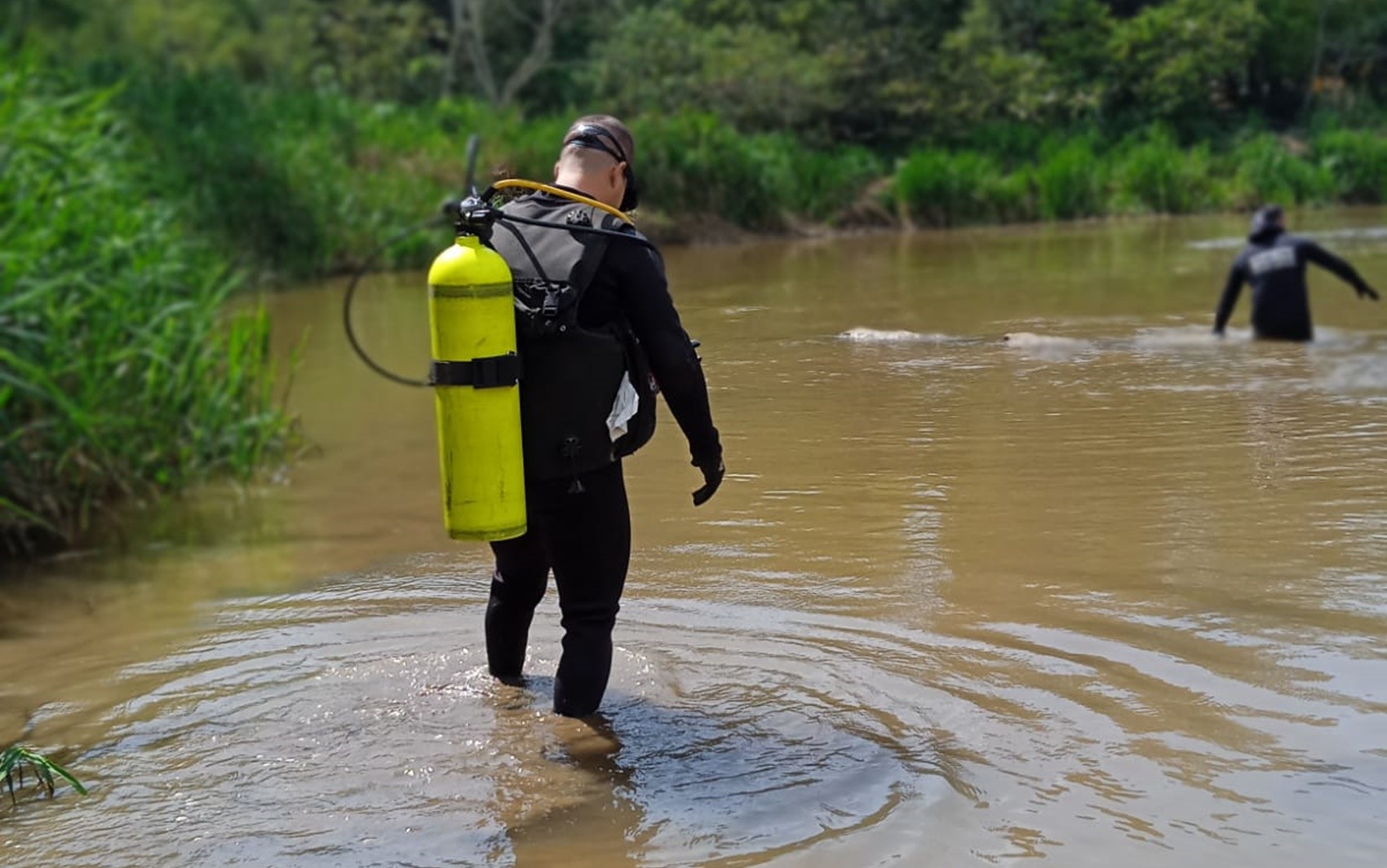 Bombeiros encontram corpo de homem que teria se afogado no Rio Sapucaí, em Santa Rita do Sapucaí, MG