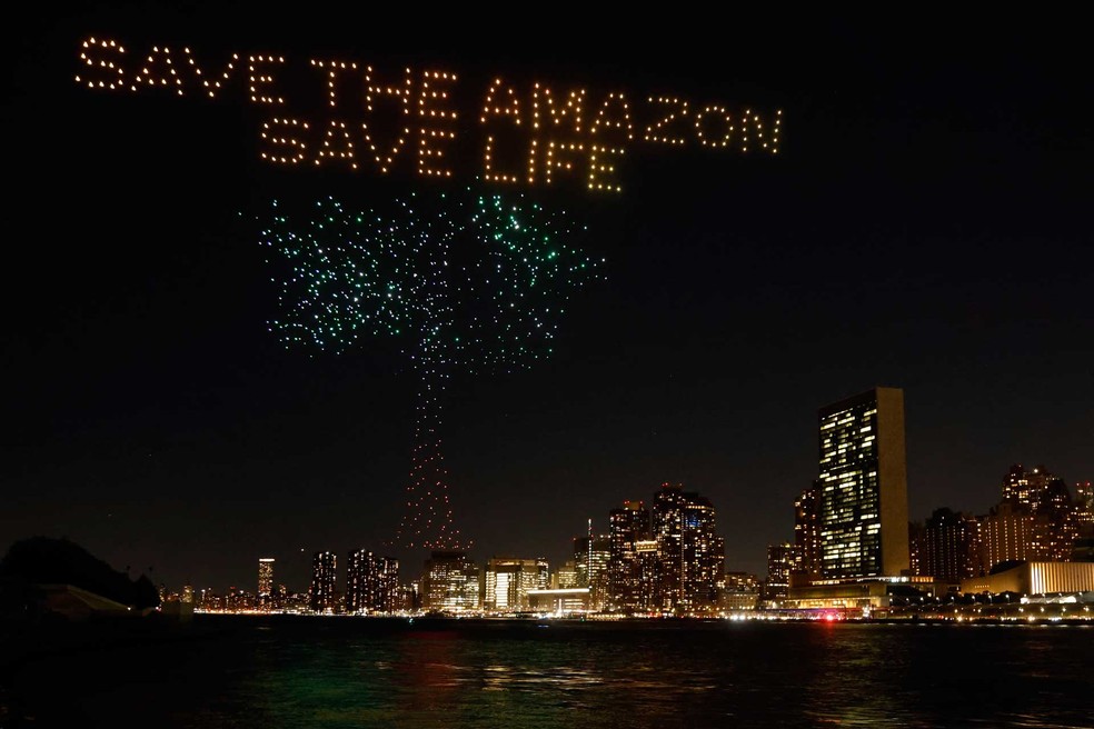 Drones iluminam NY em campanha pela floresta amazônica — Foto: Divulgação / Avaaz