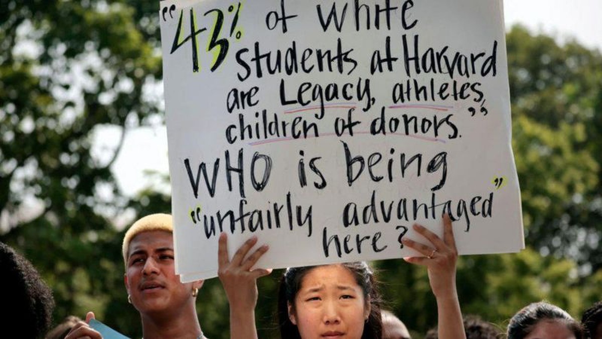 Por que Harvard está sendo acusada de favorecer estudantes brancos