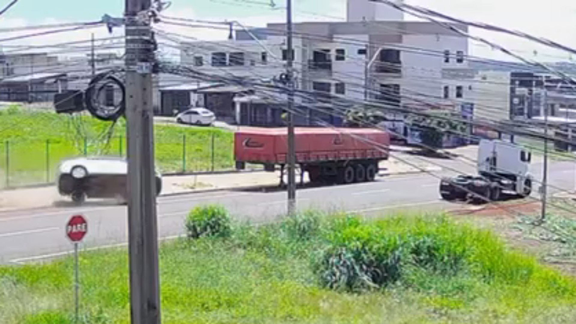 Carro capota, para embaixo de carreta, e motorista sai andando sozinho do veículo em Cascavel; VÍDEO
