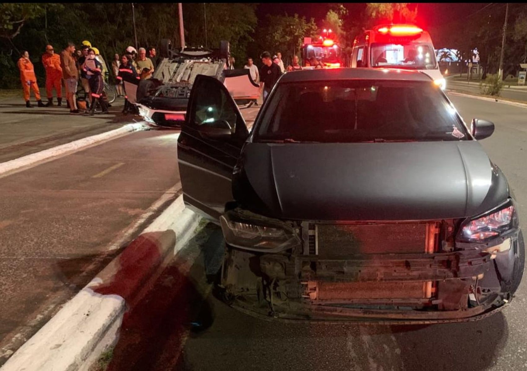 Carro capota após colisão com táxi na Avenida Beira-Mar em Aracaju