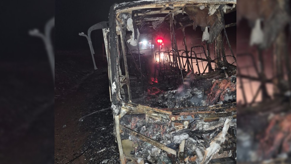 2 de 2
Estudantes que estavam no ve&iacute;culo conseguiram sair antes do fogo tomar conta do &ocirc;nibus &mdash; Foto: Corpo de Bombeiros