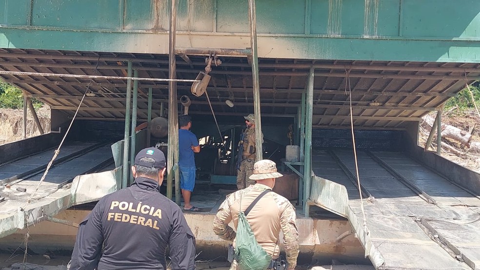 Imagem mostra estrutrura de uma a draga do garimpo ilegal destruída durante a Operação Fronteira de Ouro — Foto: Divulgação