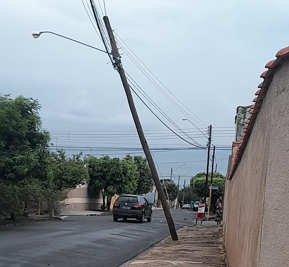 Temporal provocou rompimento de cabos de postes de energia elétrica em Potirendaba (SP) — Foto: Prefeitura de Potirendaba/Divulgação