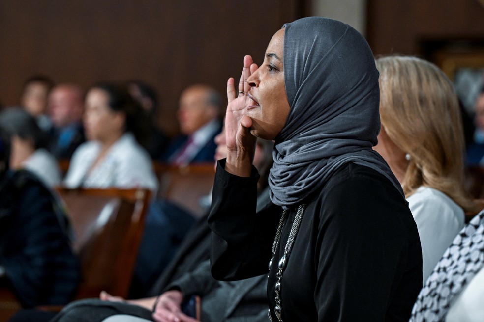 A deputada democrata Ilhan Omar, de Minnesota, reage ao discurso de Trump no Congresso — Foto: Kenny Holston/Pool via REUTERS