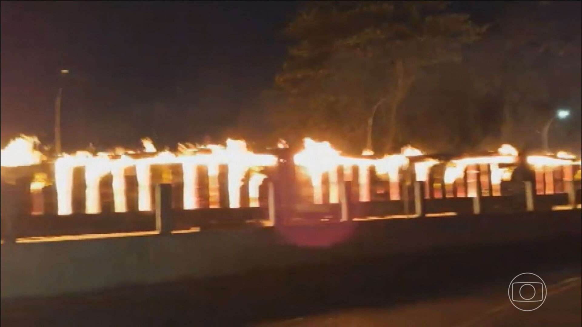 Bandidos fazem ataques em série contra trens na Baixada Santista, em SP