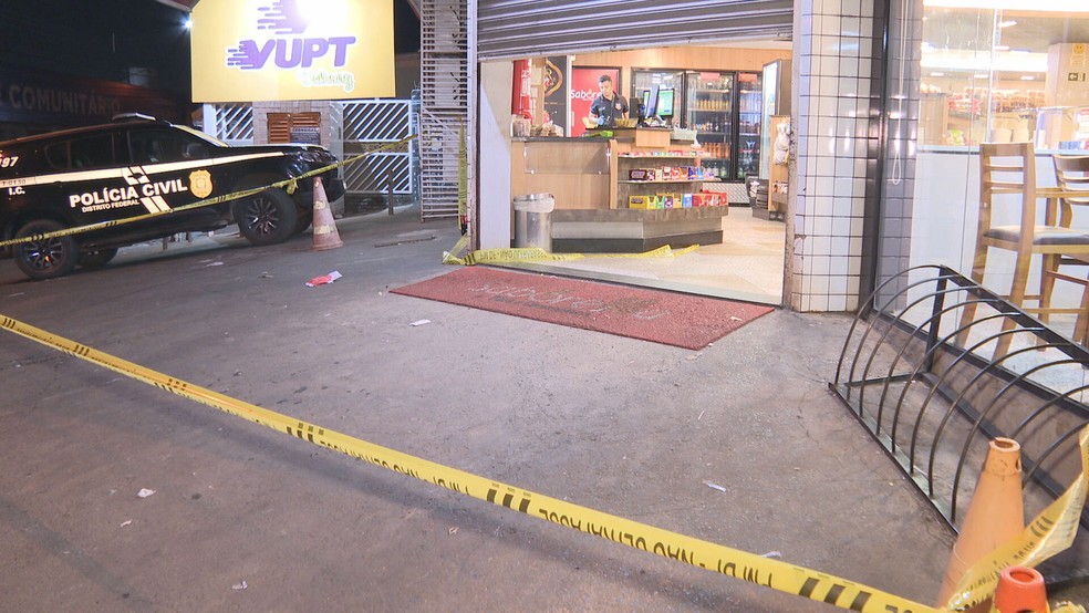 Imagem mostra fachada de padaria em que assaltante morreu baleado por policial — Foto: TV Globo/Reprodução