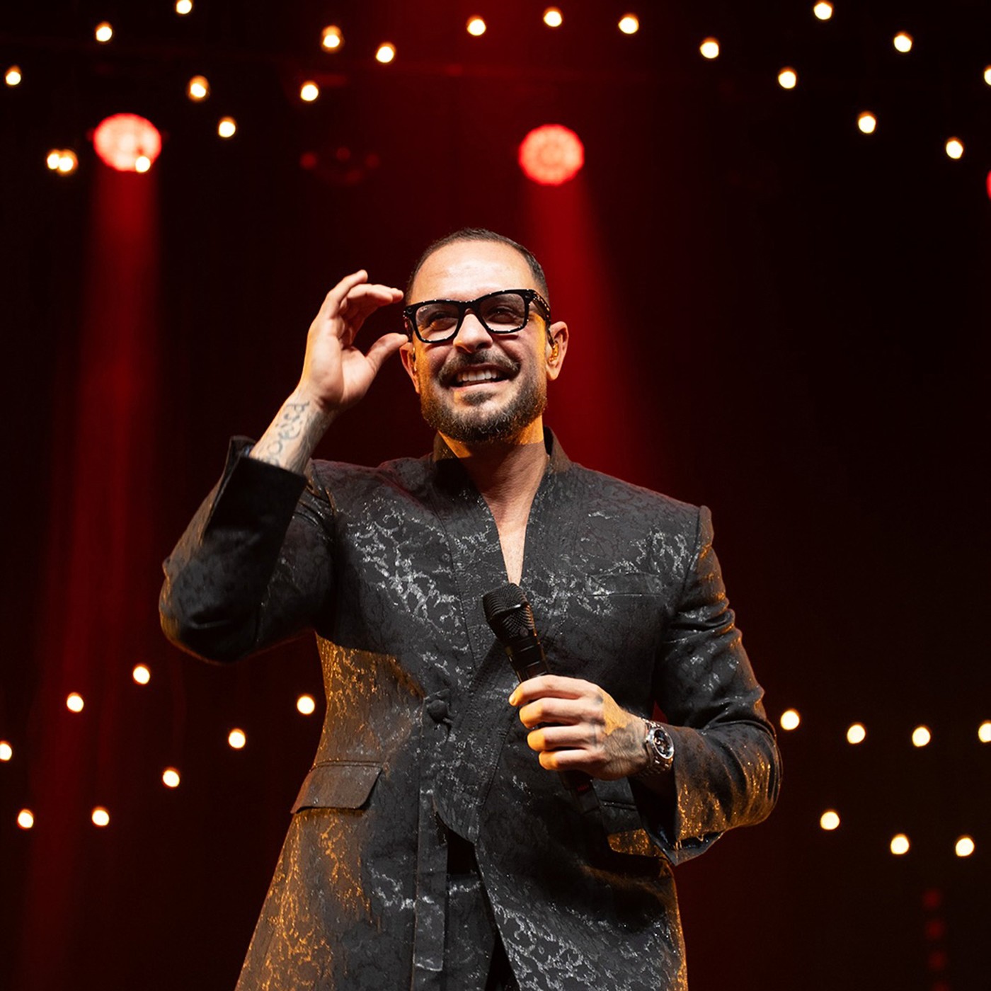 Diogo Nogueira arquiteta espetáculo com orquestra, bailarinos e convidados para comemorar 20 anos de carreira