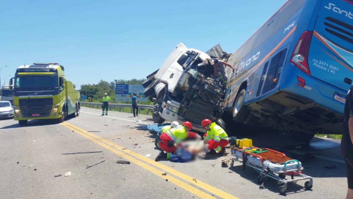 Colisão entre caminhão e ônibus deixa feridos na BR-116, no Sul do RS