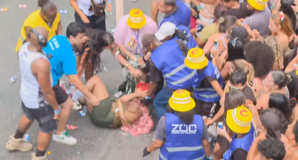 Foliões passam mal em bloco na Consolação — Foto: GloboNews