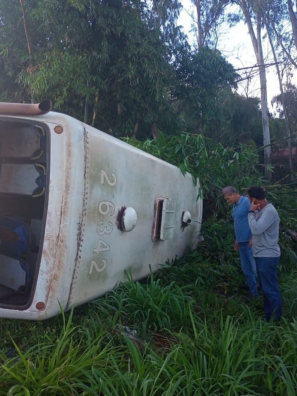 O motorista relatou que foi fechado por uma carreta e precisou sair da pista — Foto: Corpo de Bombeiros