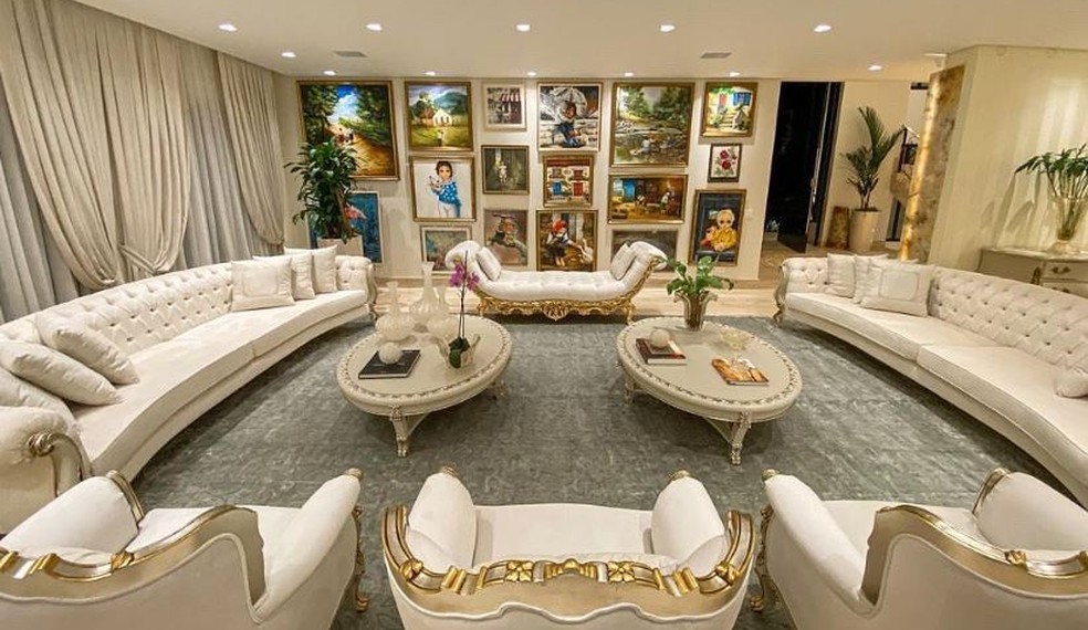 Sala da mansão de Simone Mendes, projetada pelo arquiteto Alexandre Milhomem — Foto: Reprodução/ redes sociais