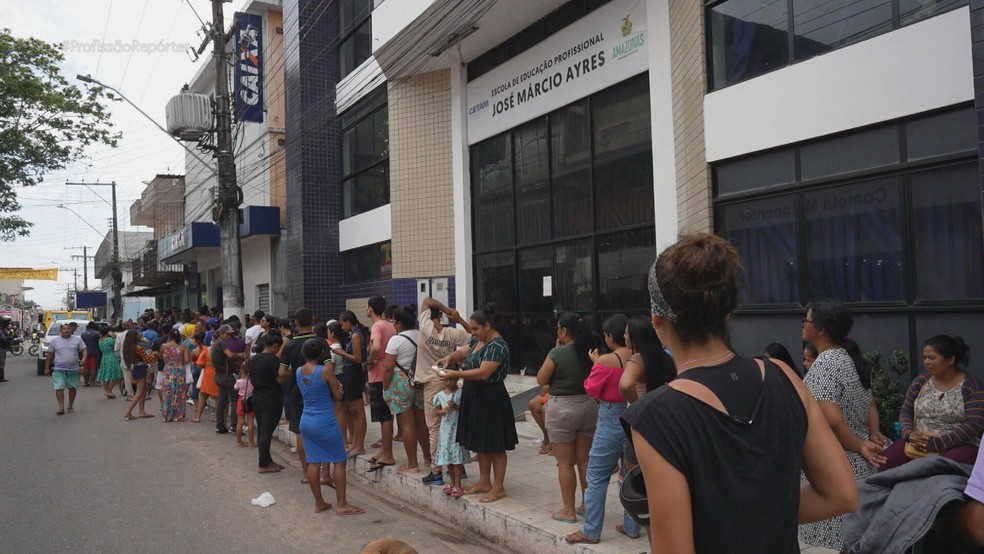 Por causa da seca, moradores de Tefé (AM) saíram de casa de madrugada e se concentram em frente à agência da Caixa.  — Foto: Reprodução/TV Globo