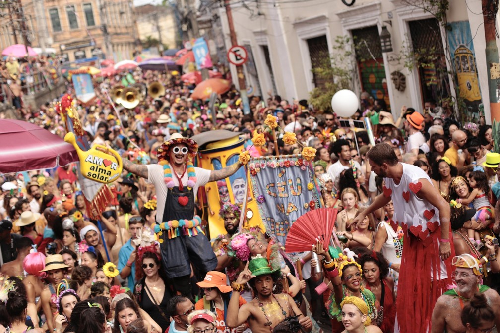 1º dos 50 dias de carnaval de rua no Rio reúne milhares de foliões em  Copacabana