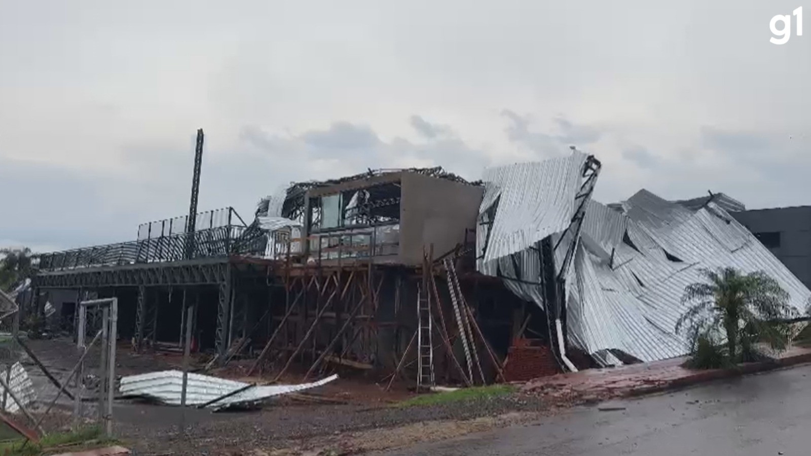 Giruá decreta emergência após queda de ginásio que deixou um morto e mais de 50 feridos