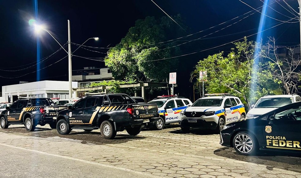 Três pessoas são presas durante operação contra grupo suspeito de lavagem de dinheiro e tráfico de drogas em Belo Oriente  De acordo com a Polícia Federal, a organização criminosa também é suspeita de usar pessoas como "laranjas" para esconder a origem ilícita dos rendimentos  Três pessoas foram presas durante uma operação contra lavagem de dinheiro e tráfico de drogas, na manhã desta quarta-feira (5), em Belo Oriente.  De acordo com a Polícia Federal, a ação, denominada “Orient Express”, tem o objetivo de desmembrar uma organização criminosa que atua ativamente no tráfico de drogas da região.  O grupo também é suspeito de usar pessoas como “laranjas” para esconder a origem ilícita dos rendimentos.  As investigações também mostraram que o grupo fazia transações financeiras com grupos criminosos de outros estados, especialmente em áreas de fronteira.  Durante a operação, os policiais cumpriram 13 mandados de busca e apreensão e três mandados de prisão preventiva, para evitar que os envo — Foto: Polícia Federal/Divulgação