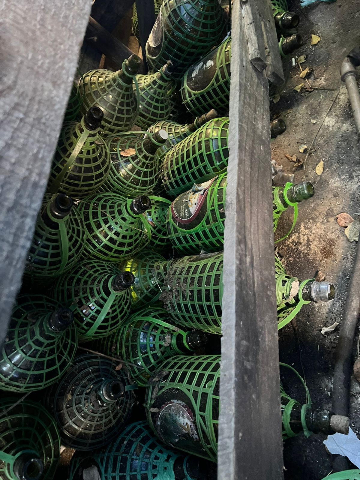 Alambique clandestino é interditado com 8 mil litros de cachaça armazenados de forma irregular em Juiz de Fora