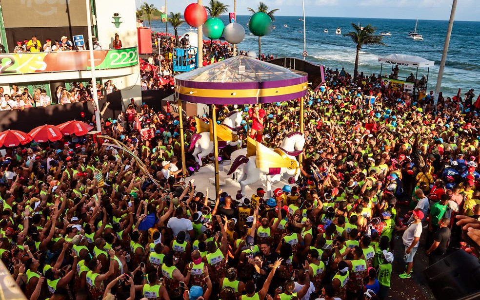 Vestida de maçã do amor, Claudia Leitte arrasta multidão no carnaval de Salvador — Foto: Victor Chapetta/Agnews