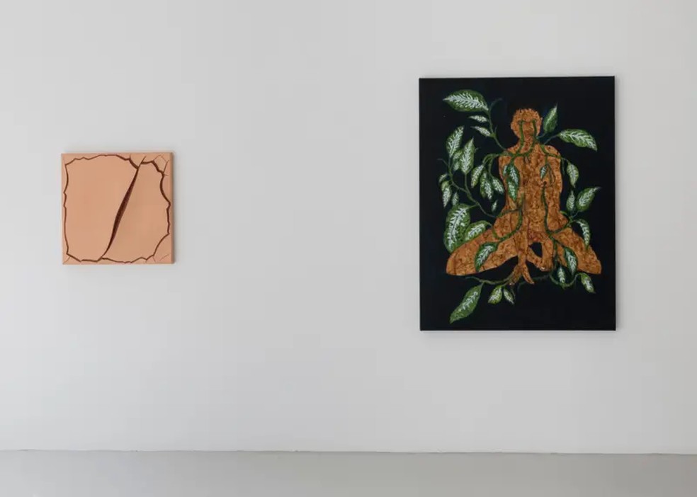 'Comigo Ninguém Pode', nome da exposição do Pavilhão do Brasil em Veneza, surge da obra à direita, da série Senhora das Plantas, de Paulino. À esquerda, Monocromo Maragogipinho, de Adriana Varejão — Foto: Rafa Jacinto/Fundação Bienal de São Paulo