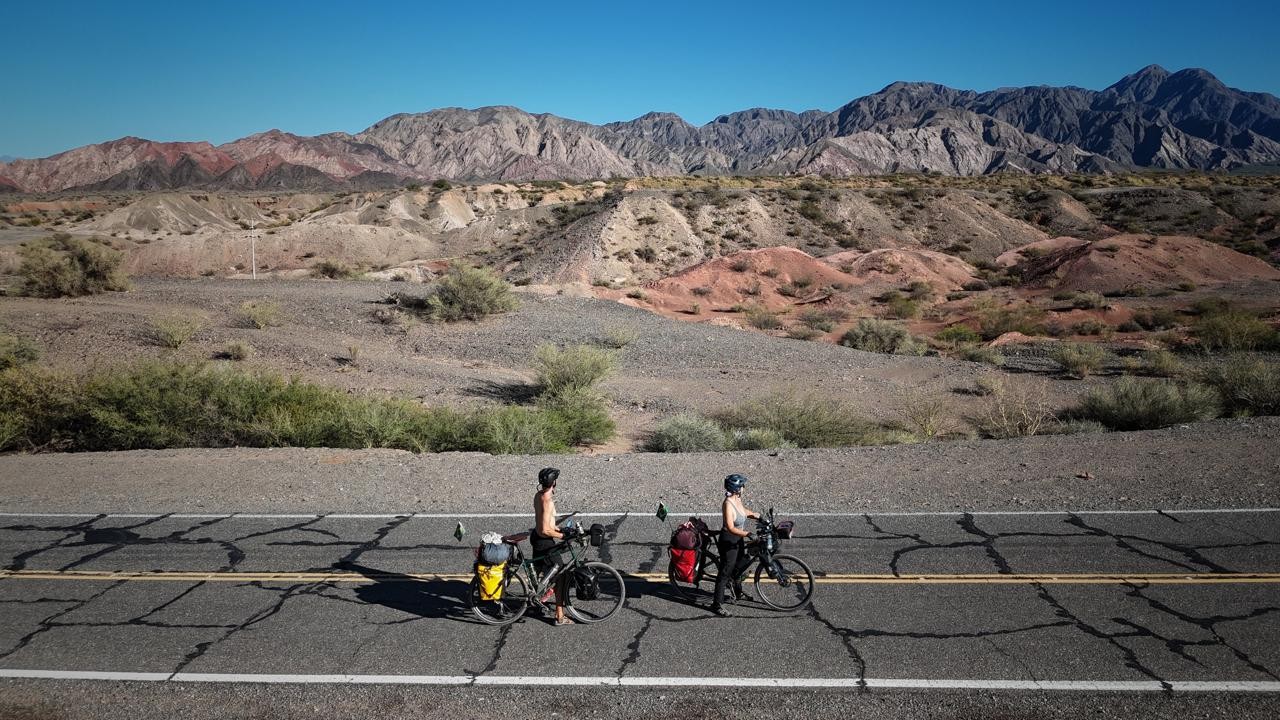 Casal pedala 16 mil km rumo à Copa, mas problema com visto interrompe viagem: 'Burocracia'