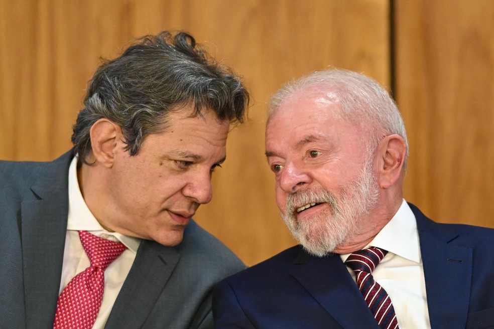Haddad e Lula conversam durante evento no Palácio do Planalto em 28 de julho de 2025. — Foto: Evaristo SA / AFP