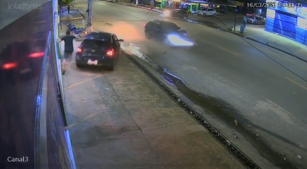 Homem escapa por pouco de ser atingido por carro após acidente em cruzamento de Santarém; veja vídeo